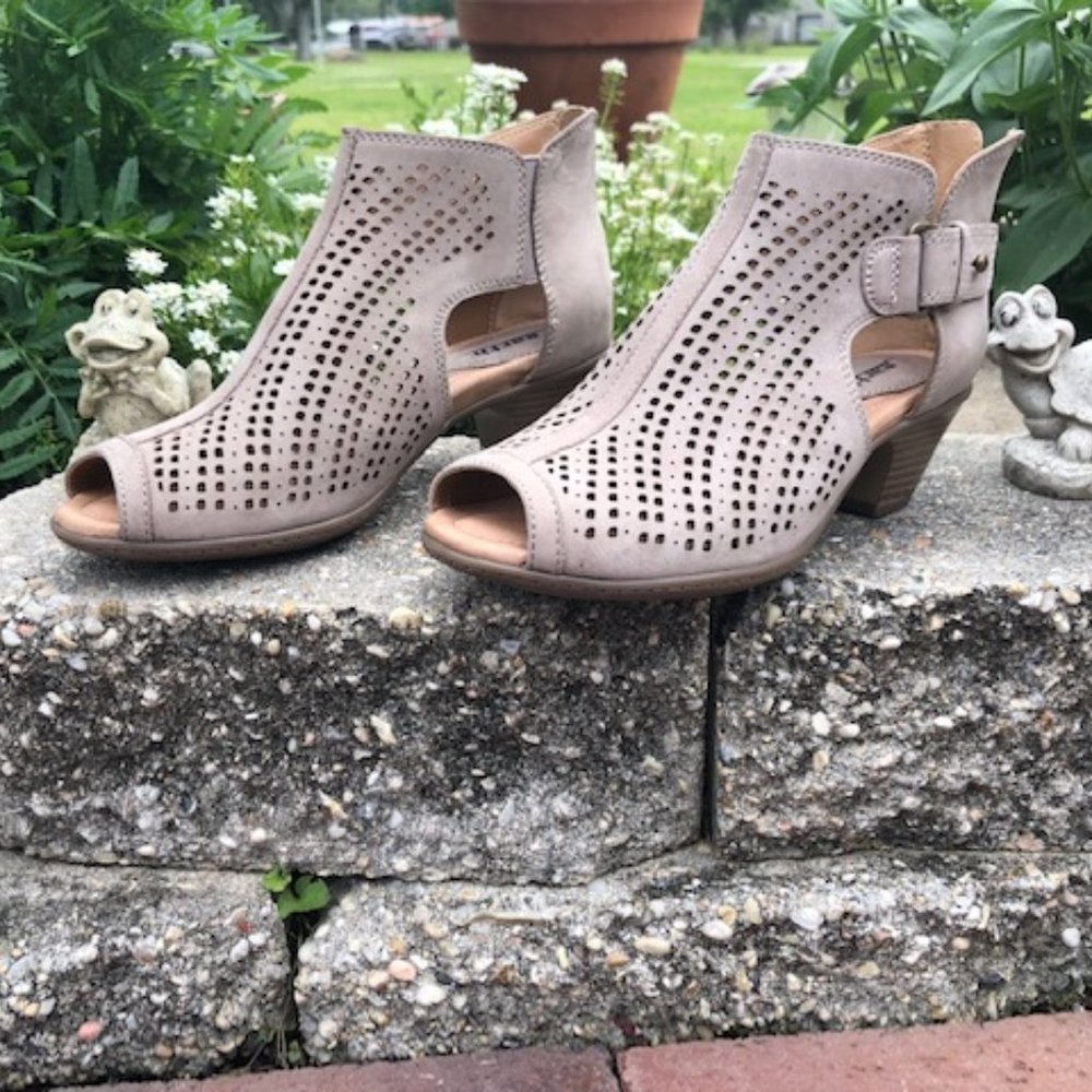EARTH KERI PEEP TOE ANKLE BOOTIES TAUPE SOFT BUCK 6.0 D WIDE